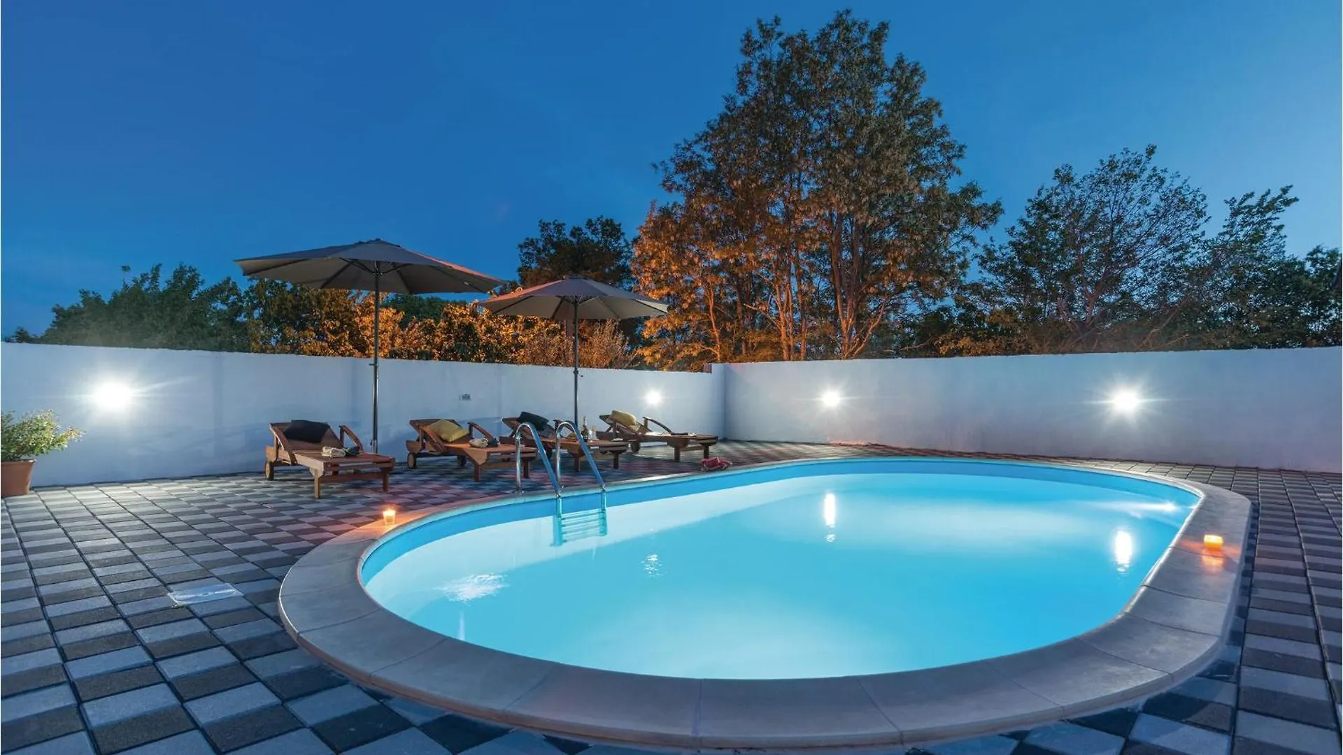 Holiday home 4 Bedroom Awesome Home In Pristeg