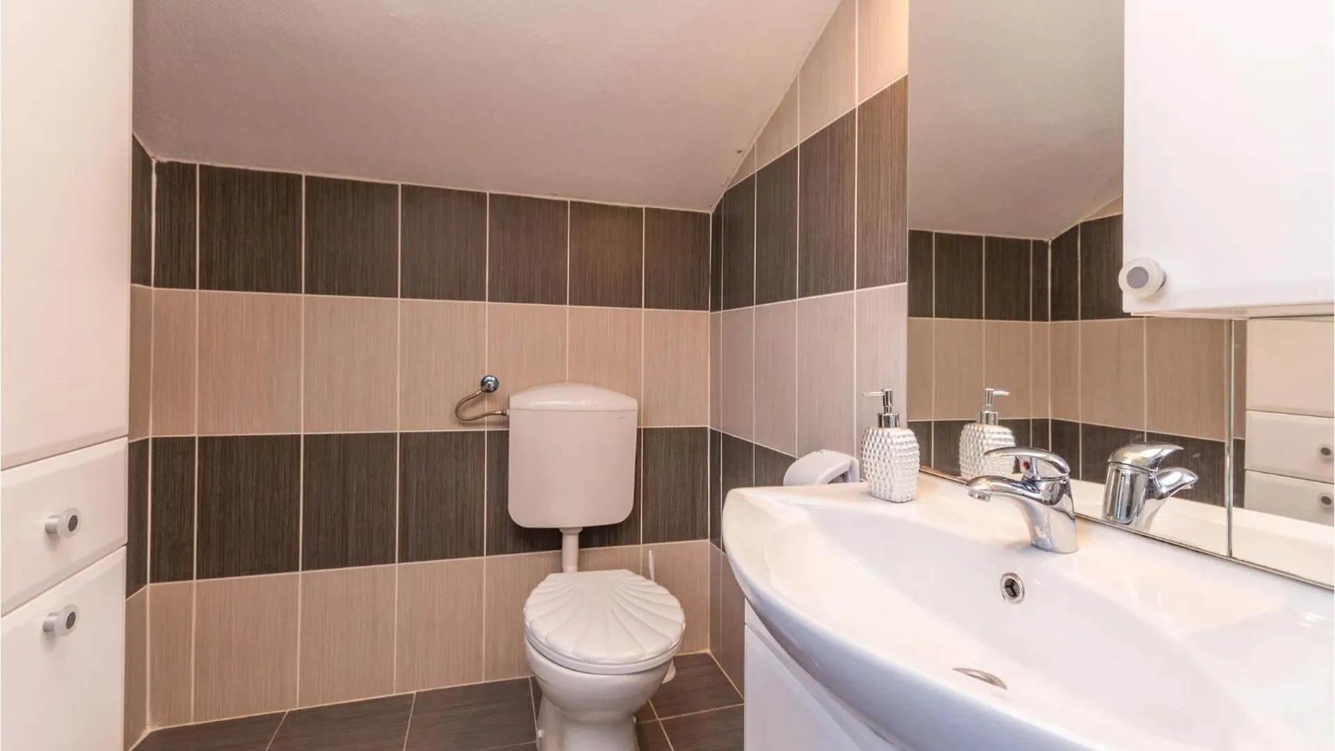 4 Bedroom Awesome Home In Pristeg